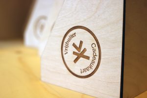 houten display voor Vrijbuiter Laserbeest
