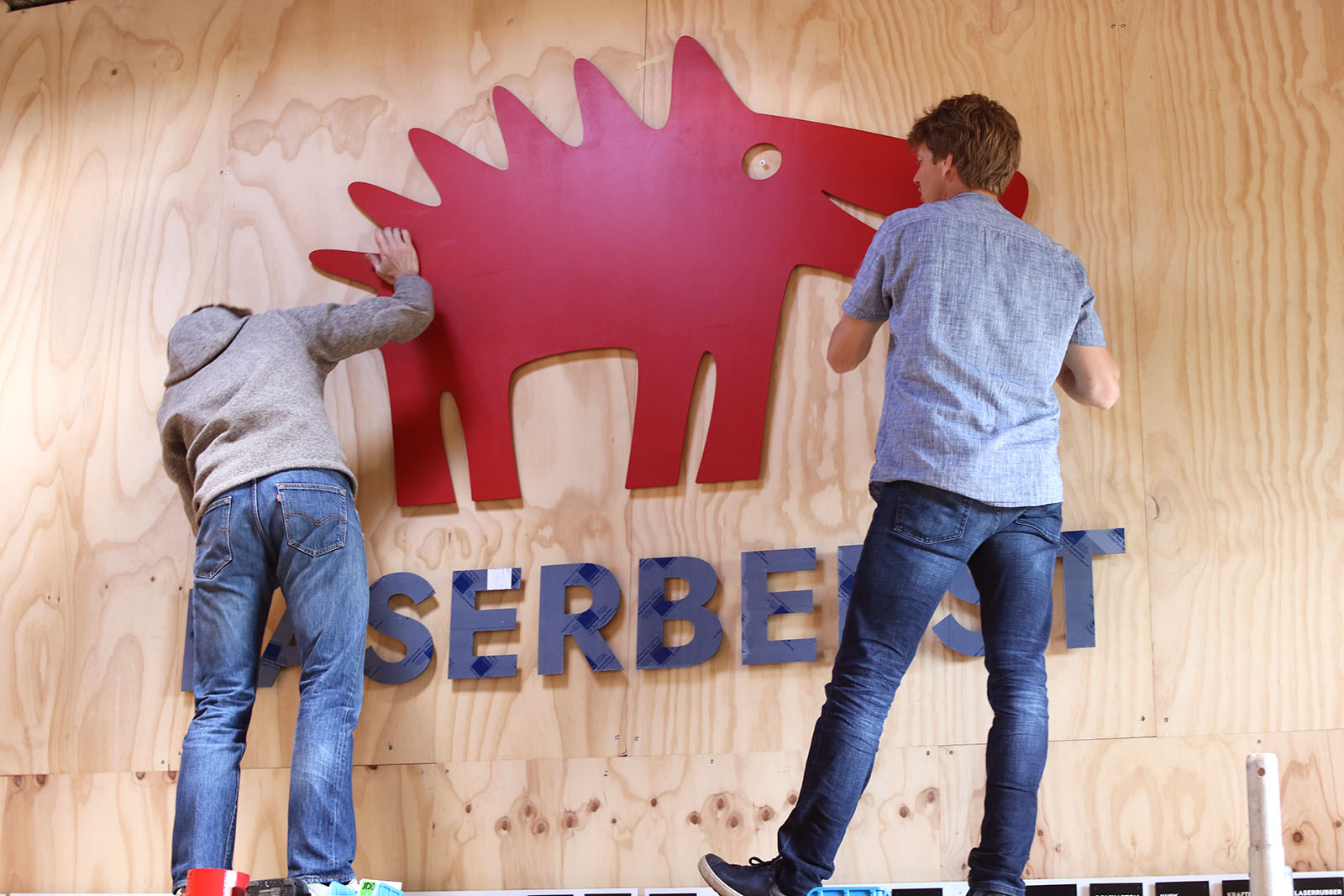 Logo ophangen lasersnijden Laserbeest
