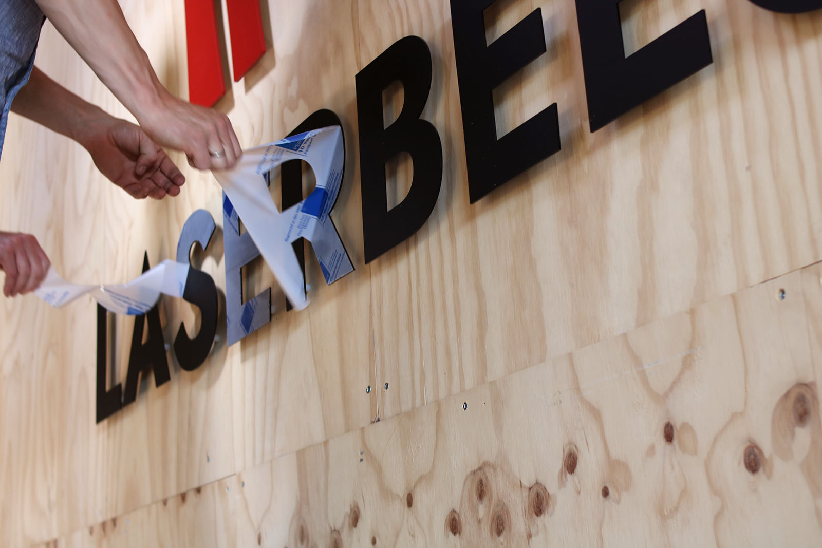 Logo ophangen lasersnijden Laserbeest