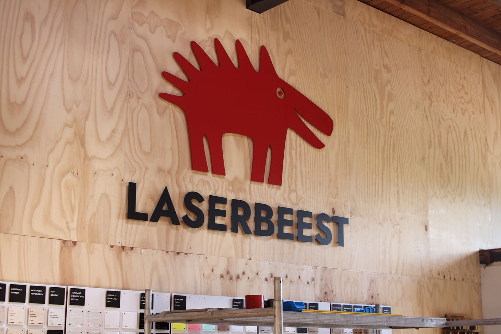 Logo ophangen lasersnijden Laserbeest