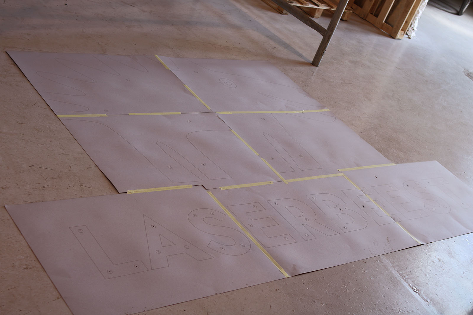 Logo ophangen lasersnijden Laserbeest