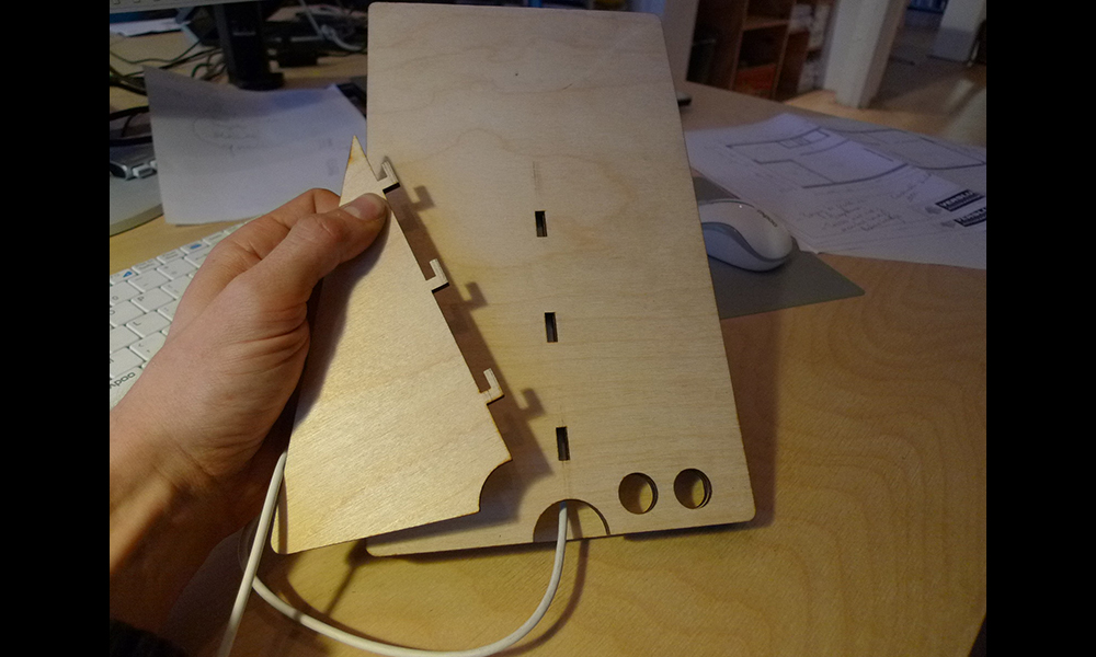 Het resultaat: een unieke houten tablethouder!