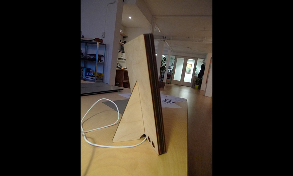 Het resultaat: een unieke houten tablethouder!