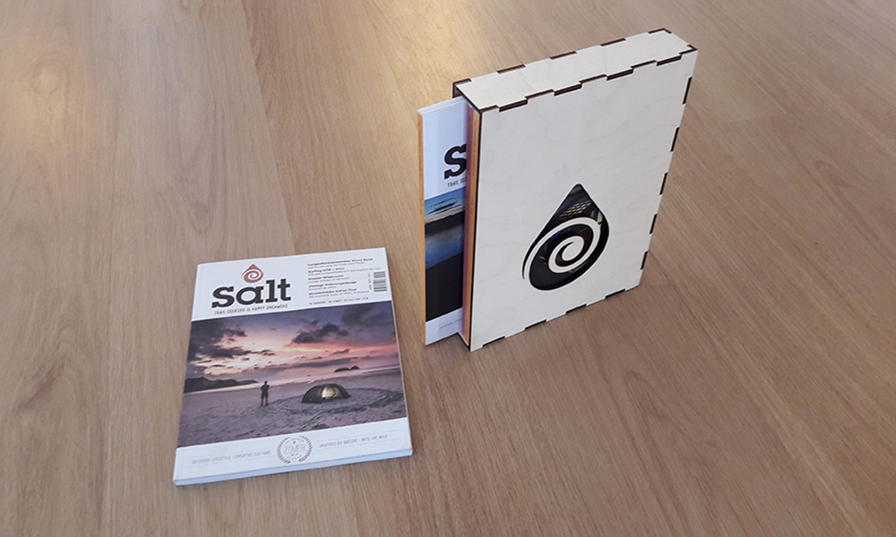 In het hout is het logo van Salt Magazine uitgesneden.