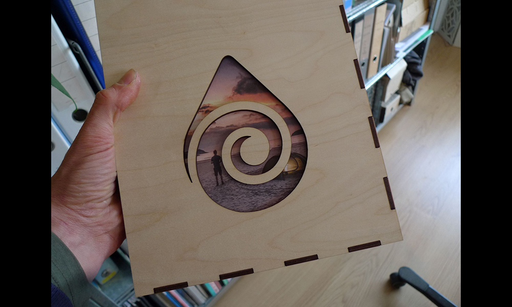 In het hout is het logo van Salt Magazine uitgesneden.