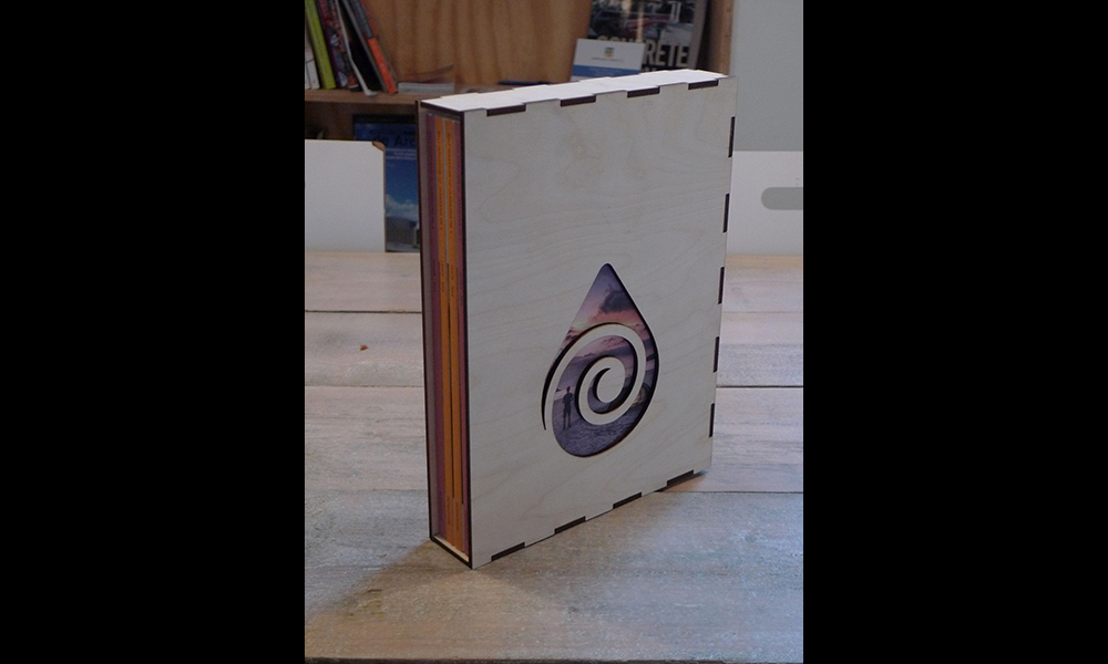 In het hout is het logo van Salt Magazine uitgesneden.