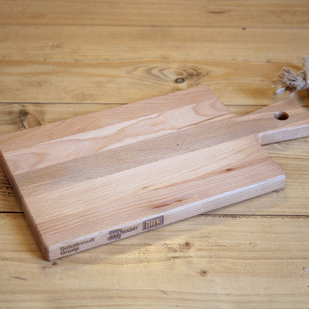 Serveerplank met gravure op kopse kant voor Detailresultgroep (DekaMarkt / Dirk)